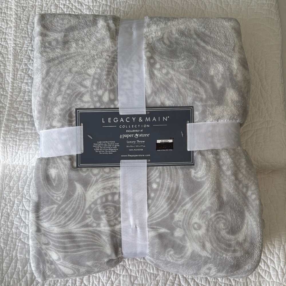 Legacy and Main Gray and white Luxury Throw Blanket